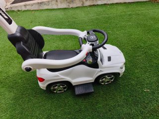 Cochecito infantil blanco con manillar