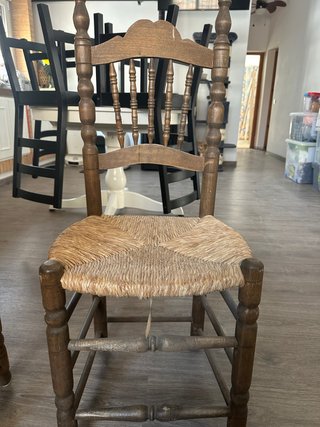 3 Sillas antiguas de madera y yute