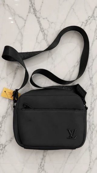 Bolsos Negros de marca hombre y uno de mujer coach
