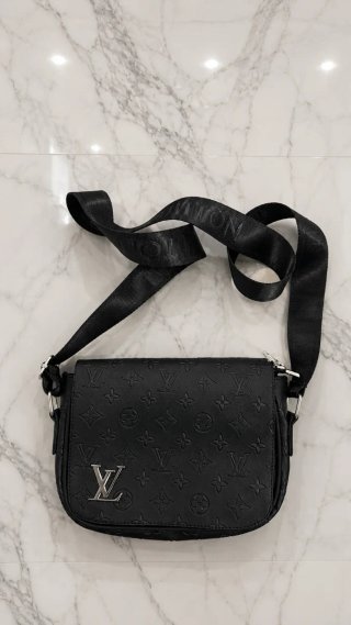 Bolsos Negros de marca hombre y uno de mujer coach