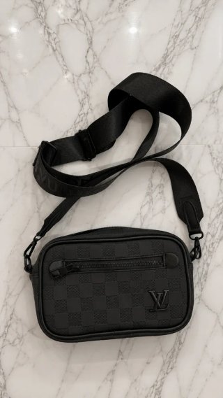 Bolsos Negros de marca hombre y uno de mujer coach