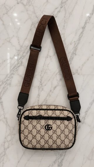 Bolsos Negros de marca hombre y uno de mujer coach