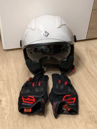 Casco Tucano Urbano blanco y guantes