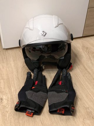 Casco Tucano Urbano blanco y guantes