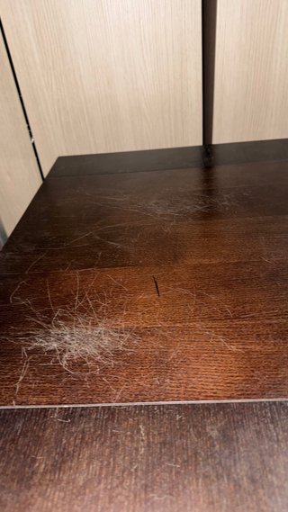 Mueble de madera color oscuro