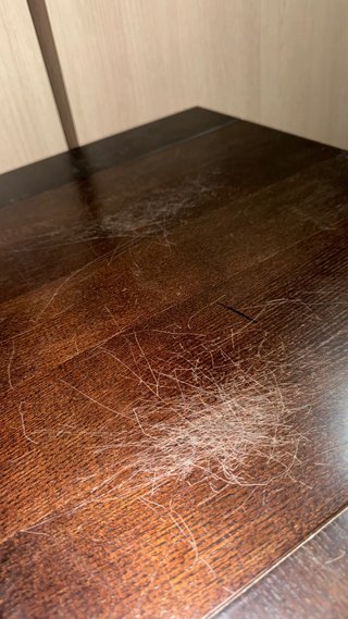 Mueble de madera color oscuro
