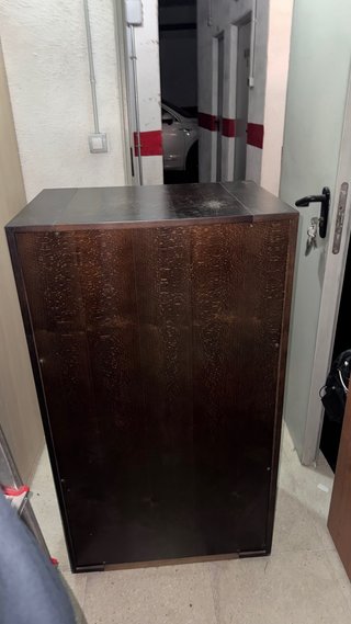 Mueble de madera color oscuro