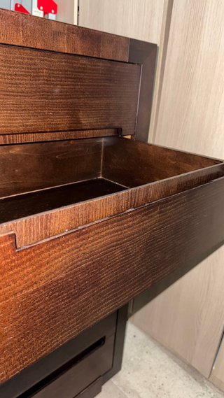 Mueble de madera color oscuro