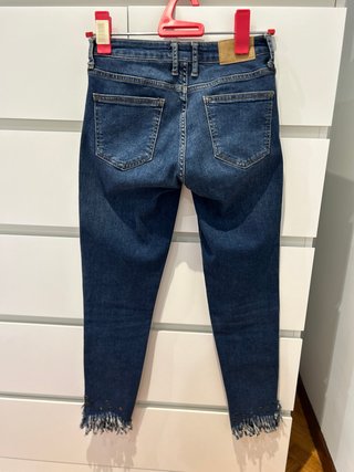Pantalón vaquero Zara desgastado