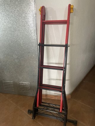 Escalera multifunción articulada plegable.