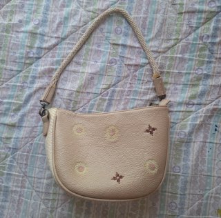 Bolso de hombro beige con bordados