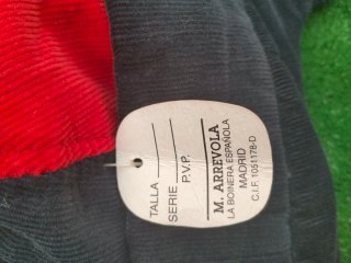 Gorra infantil roja y negra con corazón