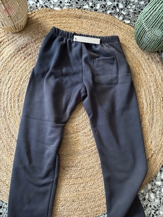 Pantalones Fear of God Essentials Grises