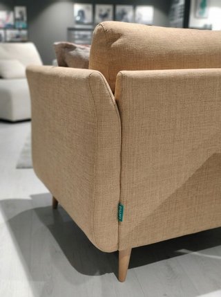 Sillón NUEVO tapizado beige con puf a juego