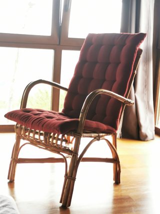 Sillón de bambú con cojín rojo