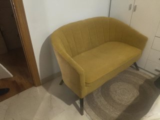 Sofá amarillo de tela