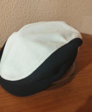 Gorra bicolor negra y blanca