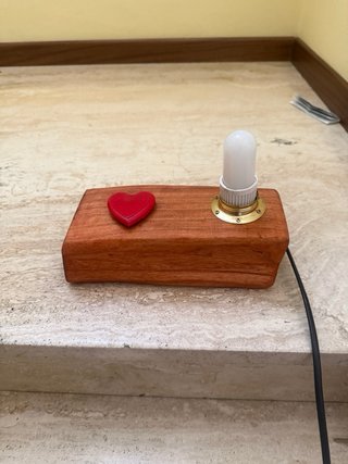Lampada da scrivania in legno con cuore rosso