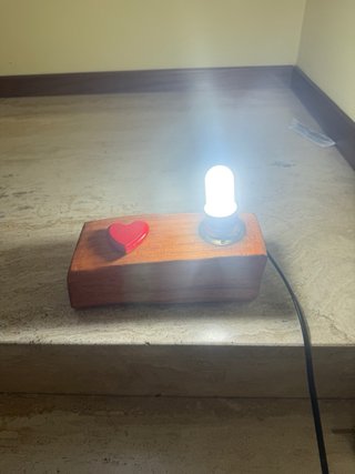 Lampada da scrivania in legno con cuore rosso