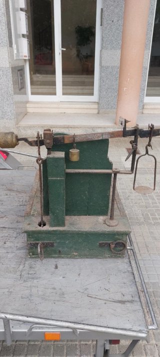 Báscula antigua de pesaje con pesas