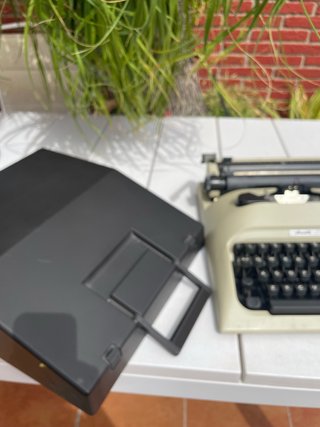 Máquina de escribir Olivetti Lettera 10