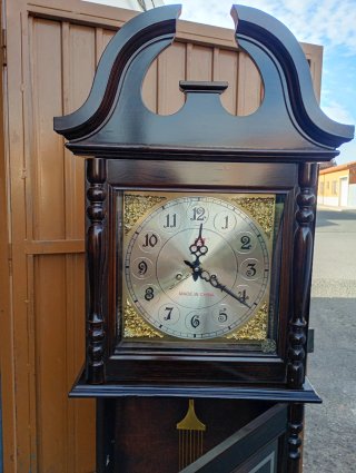 Reloj de pie de madera oscuro,hay varias modelos