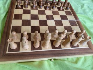 Ajedrez de madera con caja y piezas completas