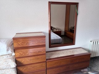 Muebles de habitación: cabecero y mesitas