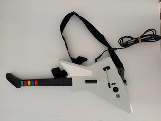 Guitarra de consola con correa
