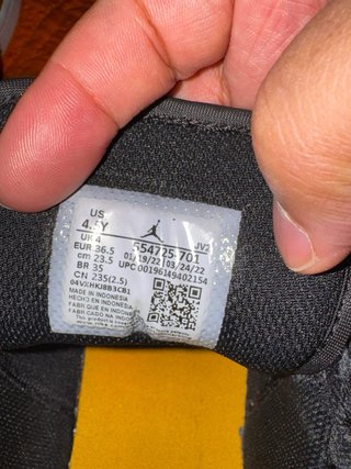 Zapatillas Jordan Air Negras y Amarillas
