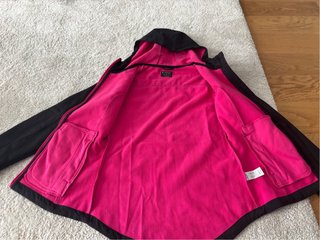 Chaqueta polar negra y fucsia