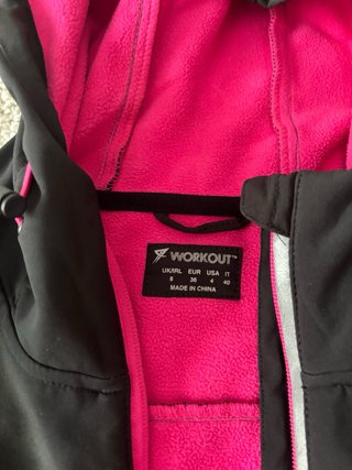 Chaqueta polar negra y fucsia