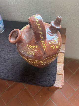 Botijo de barro con decoración amarilla