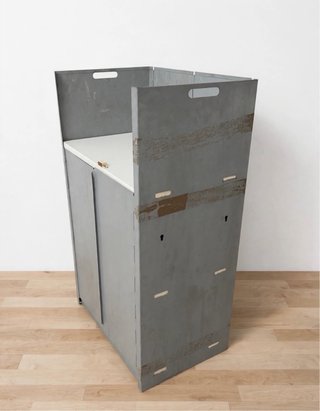 Mueble metálico plegable con estantes