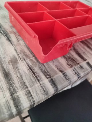 Caja organizadora con tapa,tiene un canto rota.