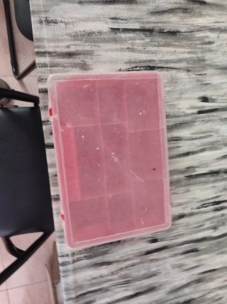 Caja organizadora con tapa,tiene un canto rota.