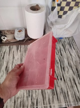 Caja organizadora con tapa,tiene un canto rota.