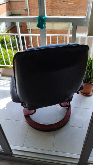 Sillón de masaje de cuero negro