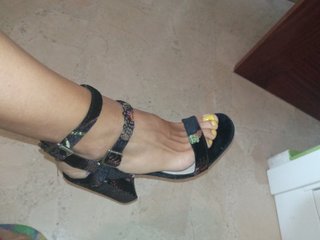Sandalias tacón negras . bordado elegante 11.5 cm