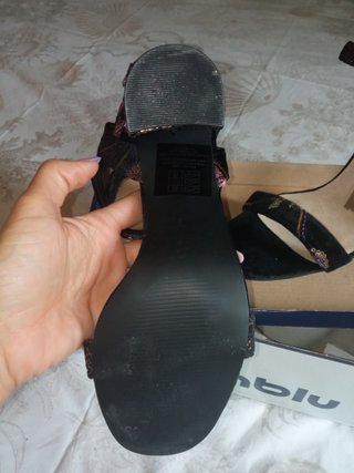 Sandalias tacón negras . bordado elegante 11.5 cm