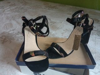 Sandalias tacón negras . bordado elegante 11.5 cm
