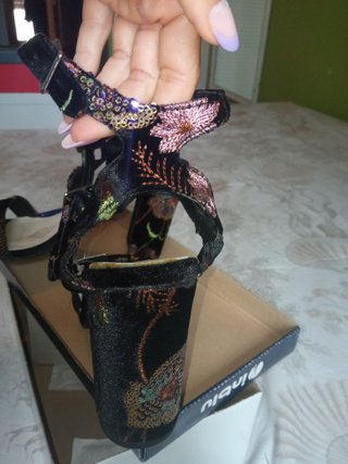 Sandalias tacón negras . bordado elegante 11.5 cm