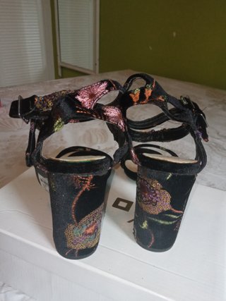 Sandalias tacón negras . bordado elegante 11.5 cm