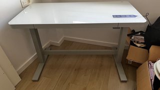 Mesa elevable de cristal y metal