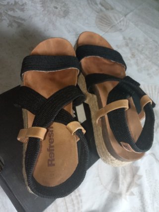 Sandalias planas negras elásticas