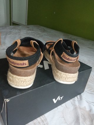 Sandalias planas negras elásticas