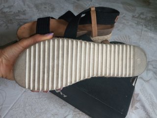 Sandalias planas negras elásticas