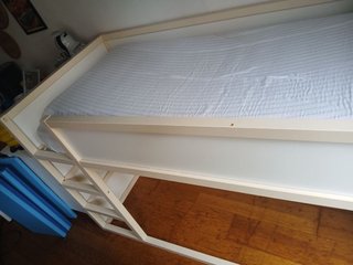 Cama alta 90x200 con escalera y 2 colchones