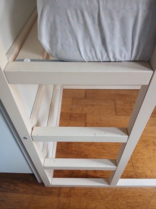 Cama alta 90x200 con escalera y 2 colchones