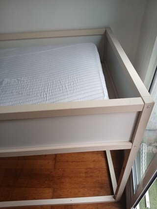 Cama alta 90x200 con escalera y 2 colchones